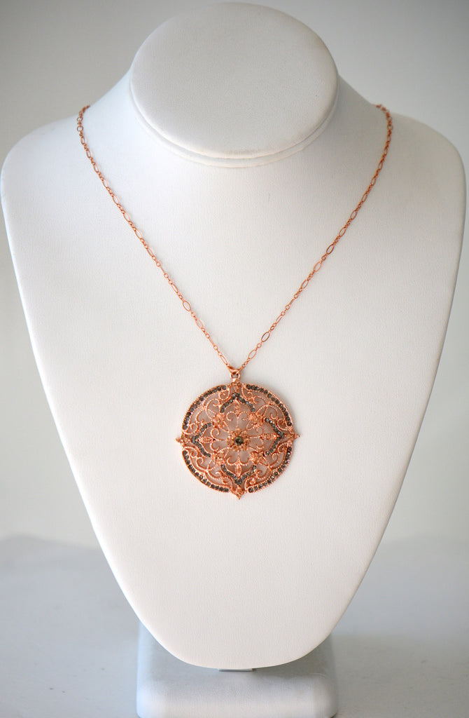 Strawberry blonde chain with pendant