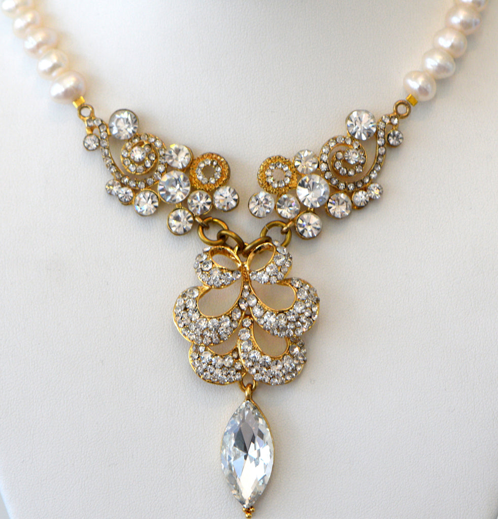Avery Water Pearl Necklace with Large Center Piece