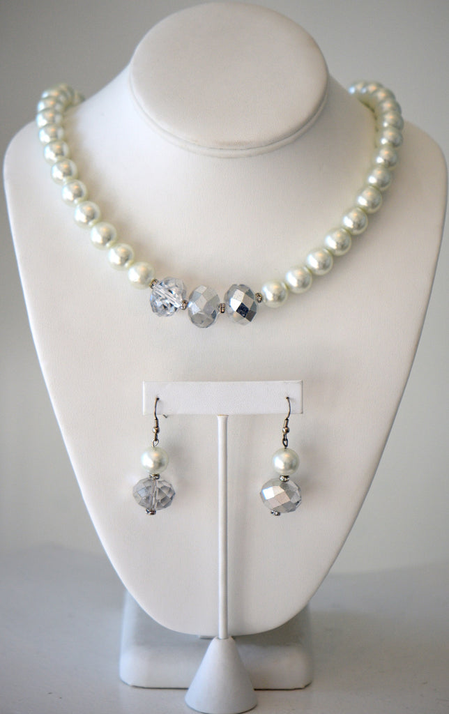 White glass pearl necklac with clear crystals set